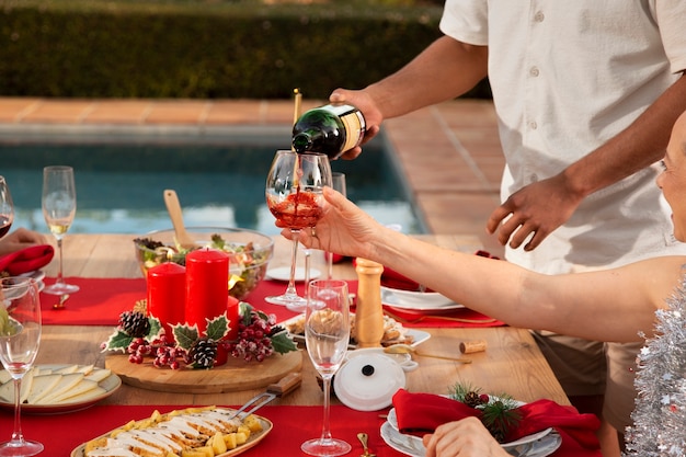 Free photo family enjoying a christmas dinner on the southern hemisphere