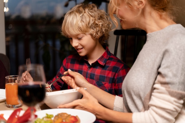 Famiglia che si gode una cena di natale festiva