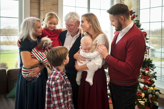 Famiglia che si gode un Natale festivo insieme