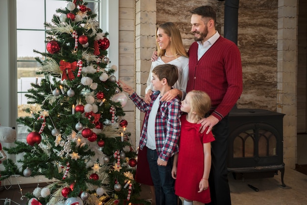 Foto gratuita famiglia che si gode un natale festivo insieme