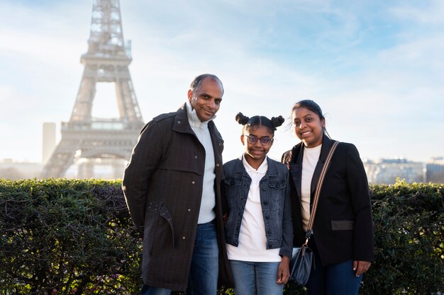 パリへの旅行を楽しんでいる家族