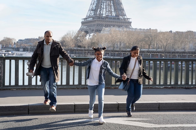무료 사진 파리 여행을 즐기는 가족