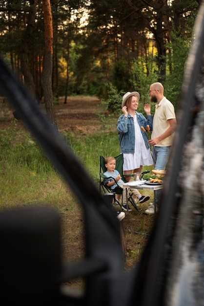 La famiglia si diverte in campeggio