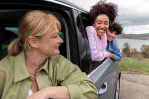 Foto gratuita famiglia che si gode la vista durante un viaggio in auto