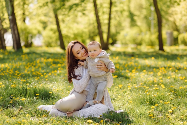 Famiglia che gode della passeggiata nel parco