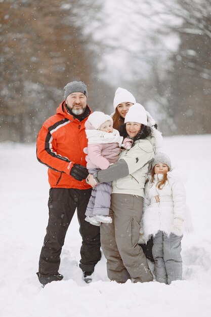 家族のクリスマス休暇中の家族。子供を持つ祖父母。カメラでポーズをとる人。