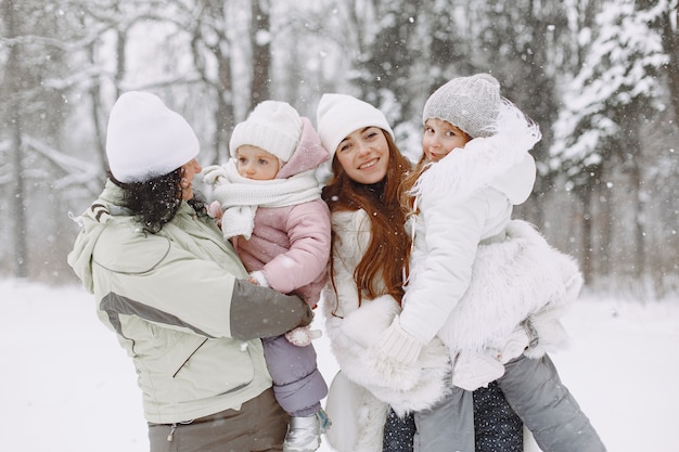 家族のクリスマス休暇中の家族。子供を持つ祖父母。カメラでポーズをとる人。