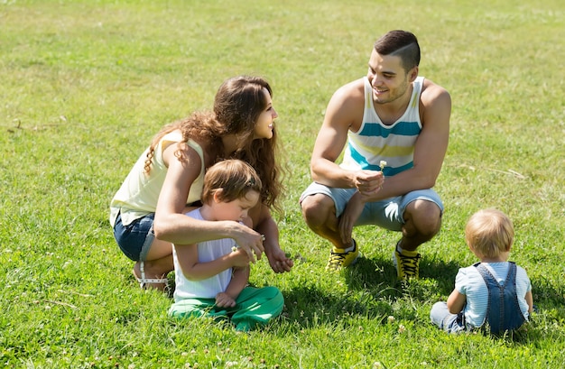 Семья из четырех человек в солнечном парке