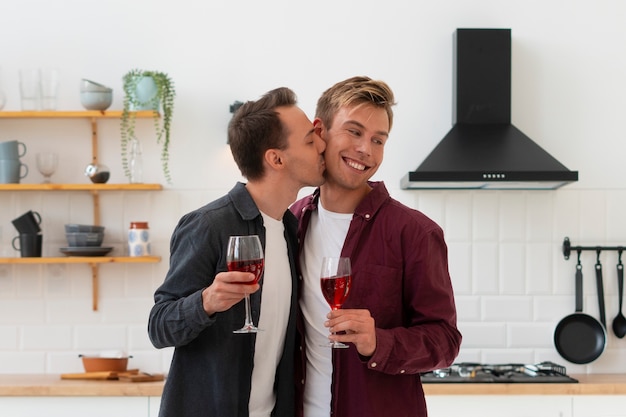 Foto gratuita riunione familiare con partner gay