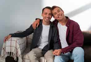 Foto gratuita riunione familiare con partner gay