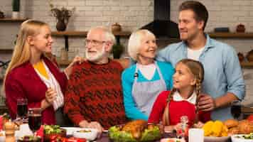 Foto gratuita le generazioni della famiglia si guardano