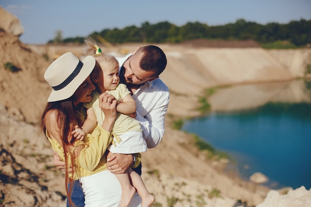 Foto gratuita la famiglia si diverte in un parco