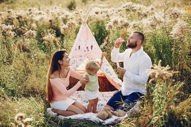 Foto gratuita la famiglia si diverte in un parco