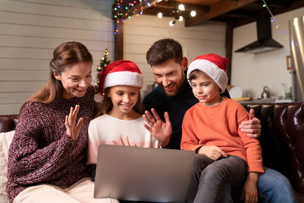 クリスマスの日にビデオ通話をしている家族
