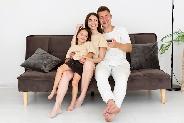 Foto gratuita famiglia che ha un momento carino insieme nel soggiorno