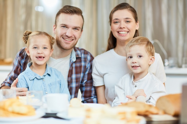 Free photo family having dinner