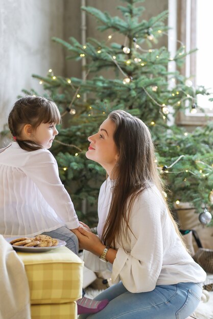 クリスマスの日を楽しんでいる家族