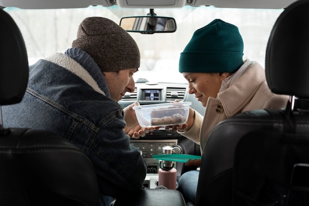 Foto gratuita famiglia che si diverte durante il viaggio invernale