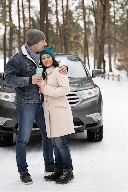 Famiglia che si diverte durante il viaggio invernale