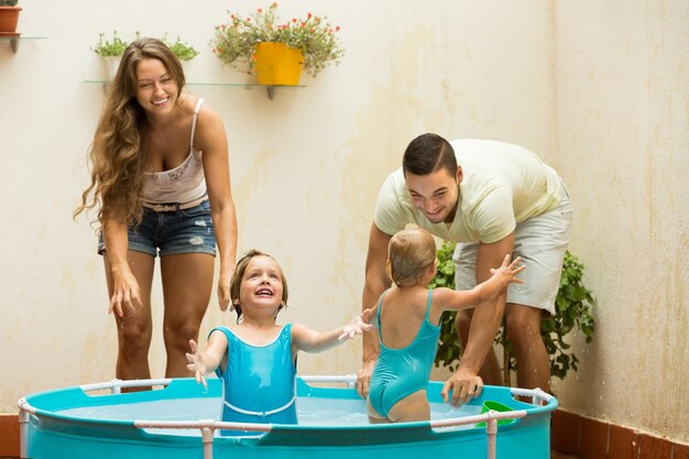 子供のプールで楽しい家族