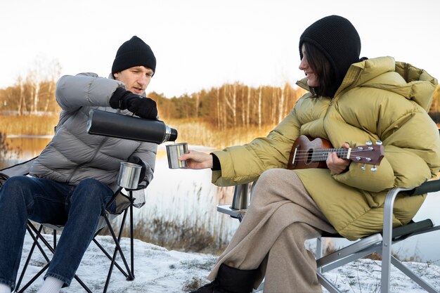 Семья веселится на природе