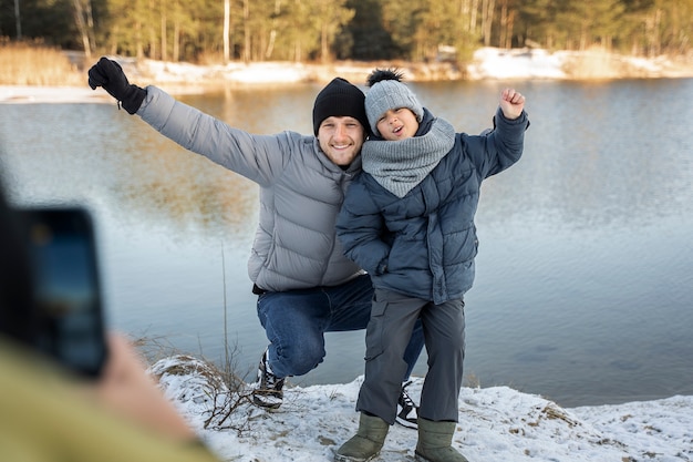 Famiglia che si diverte nella natura