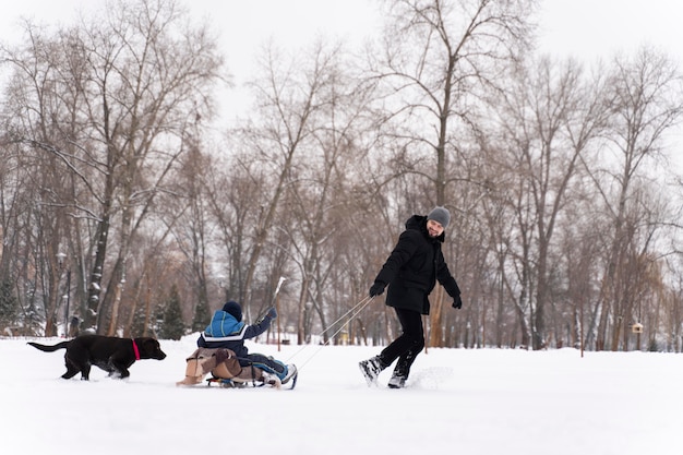 Foto gratuita famiglia che si diverte sulla neve