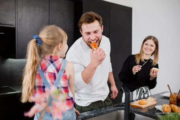 Семья веселится во время приготовления