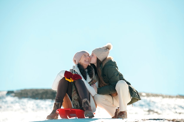 Foto gratuita famiglia che si diverte in inverno