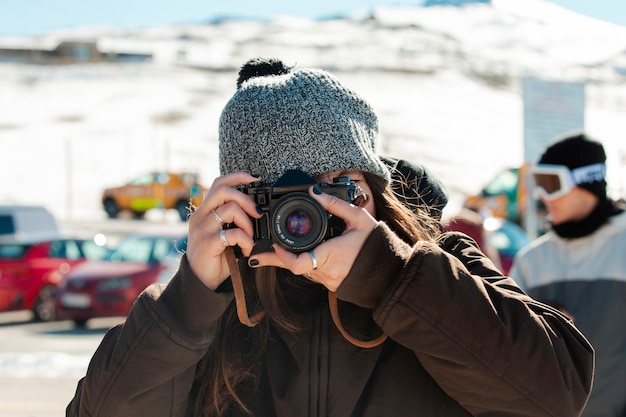 Foto gratuita famiglia che si diverte in inverno