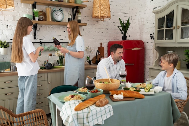 Foto gratuita famiglia che si diverte insieme