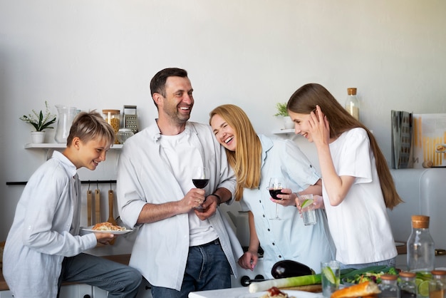 Foto gratuita famiglia che si diverte insieme