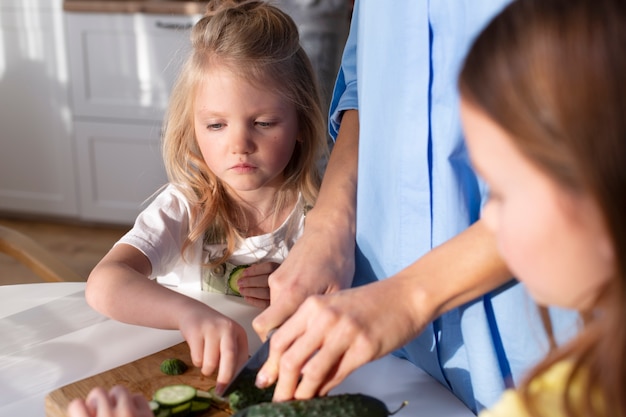 Famiglia che trascorre del tempo di qualità insieme