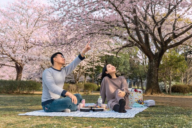 가족 야외에서 함께 좋은 시간을 보내고