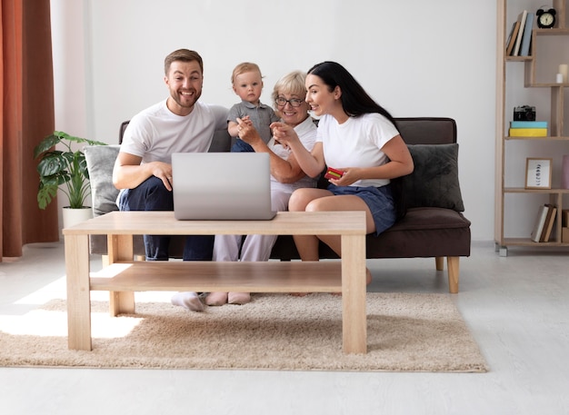 Foto gratuita famiglia che fa una videochiamata a casa