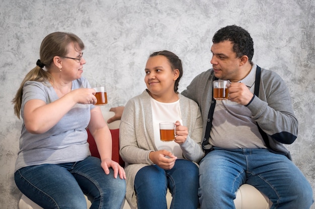 家でお茶を飲む家族