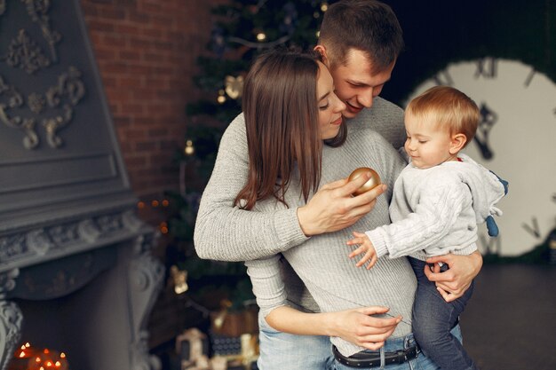 クリスマスツリーの近くに家で家族