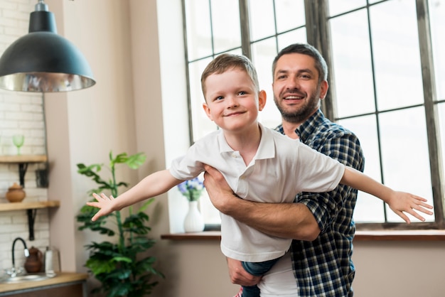 Foto gratuita famiglia a casa