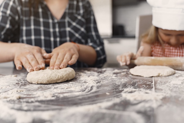 Семья на кухне готовит тесто для печенья