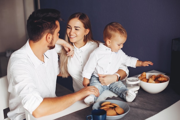 Foto gratuita famiglia in una cucina