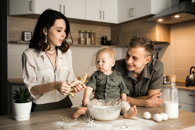 Foto gratuita famiglia in cucina