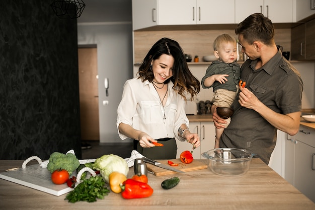 Free photo family in the kitchen