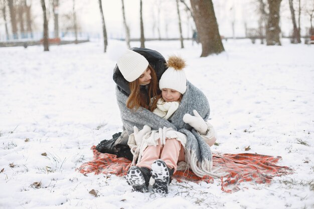 Семья в вязаных зимних шапках на отдыхе