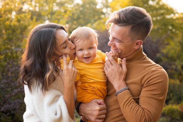 Foto gratuita stile di vita familiare all'aperto in autunno