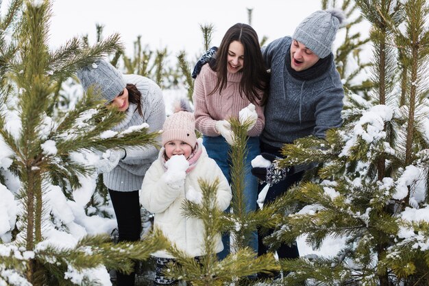 Семья, глядя на девушку, едят снег