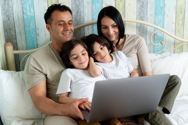 自宅のノートパソコンで一緒に見ている家族