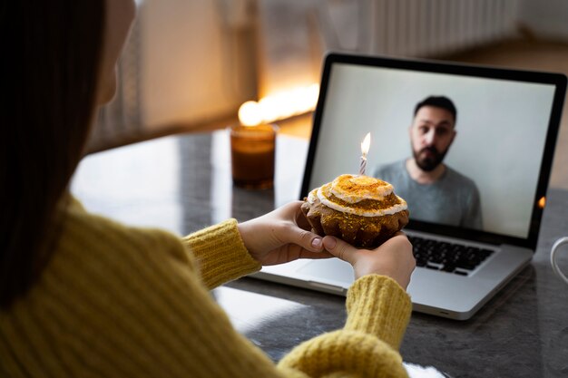 I membri della famiglia parlano in videochiamata