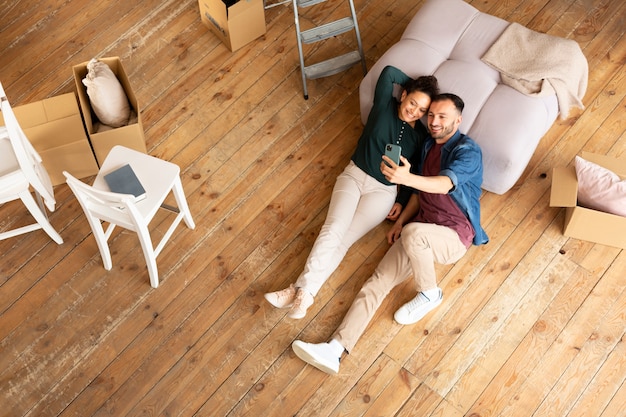 Foto gratuita famiglia che si trasferisce in una nuova casa