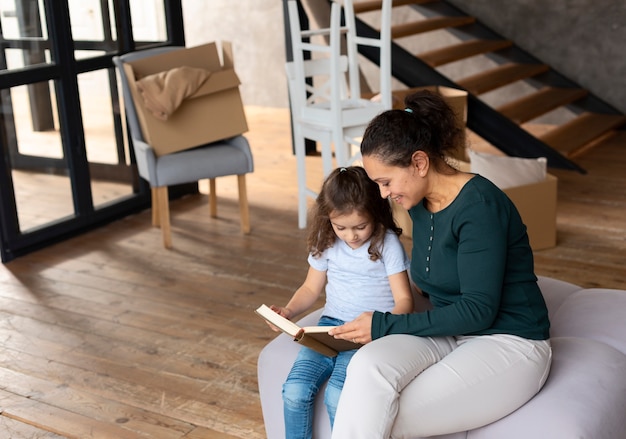 Foto gratuita famiglia che si trasferisce in una nuova casa