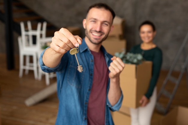 Foto gratuita famiglia che si trasferisce in una nuova casa